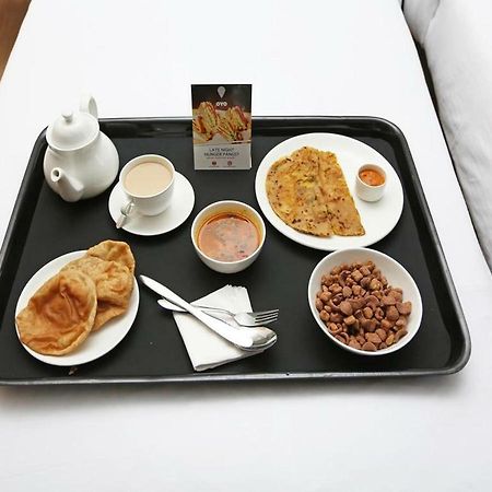 Oyo 45609 The Legend Inn Deluxe Danapur Экстерьер фото