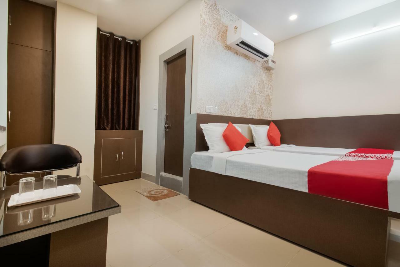 Oyo 45609 The Legend Inn Deluxe Danapur Экстерьер фото