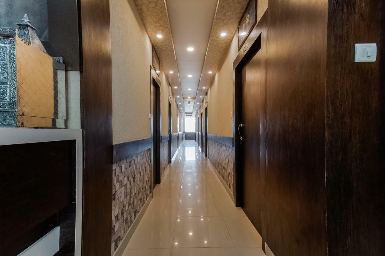 Oyo 45609 The Legend Inn Deluxe Danapur Экстерьер фото